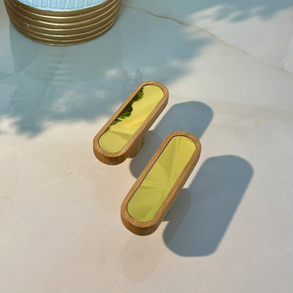 Par de puxadores ponto Orion arredondados em ouro espelhado